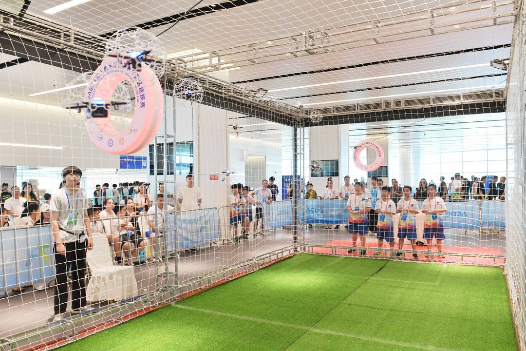 裹着无人机, 代表队参赛, 封面新闻记